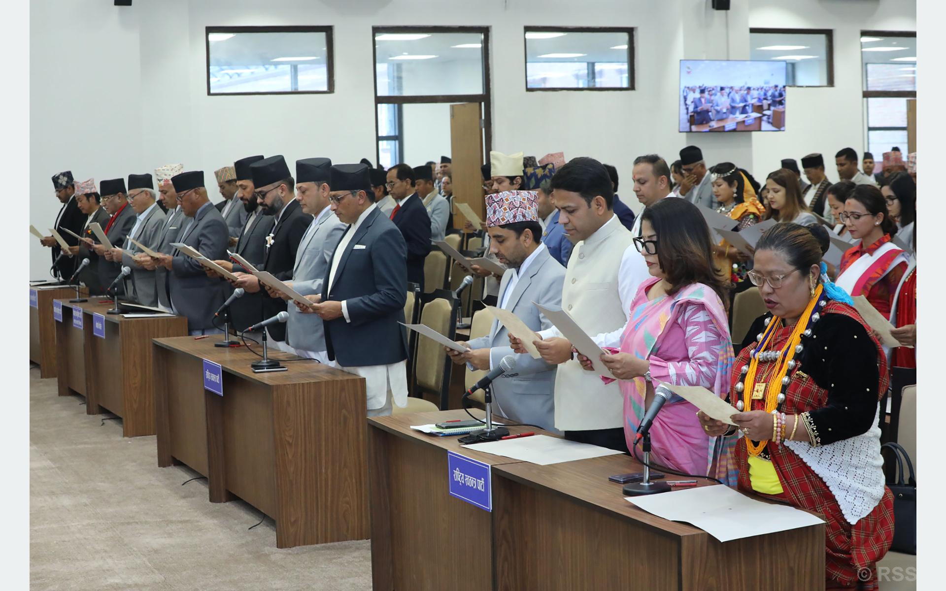प्रतिनिधिसभा सदस्यको सपथमा जे देखियो...