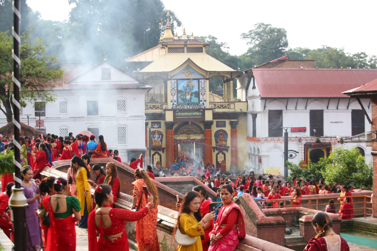 हरितालिका तीजः पशुपतिनाथमा बिहानैदेखि भक्तजनको भीड [तस्बिरहरू]