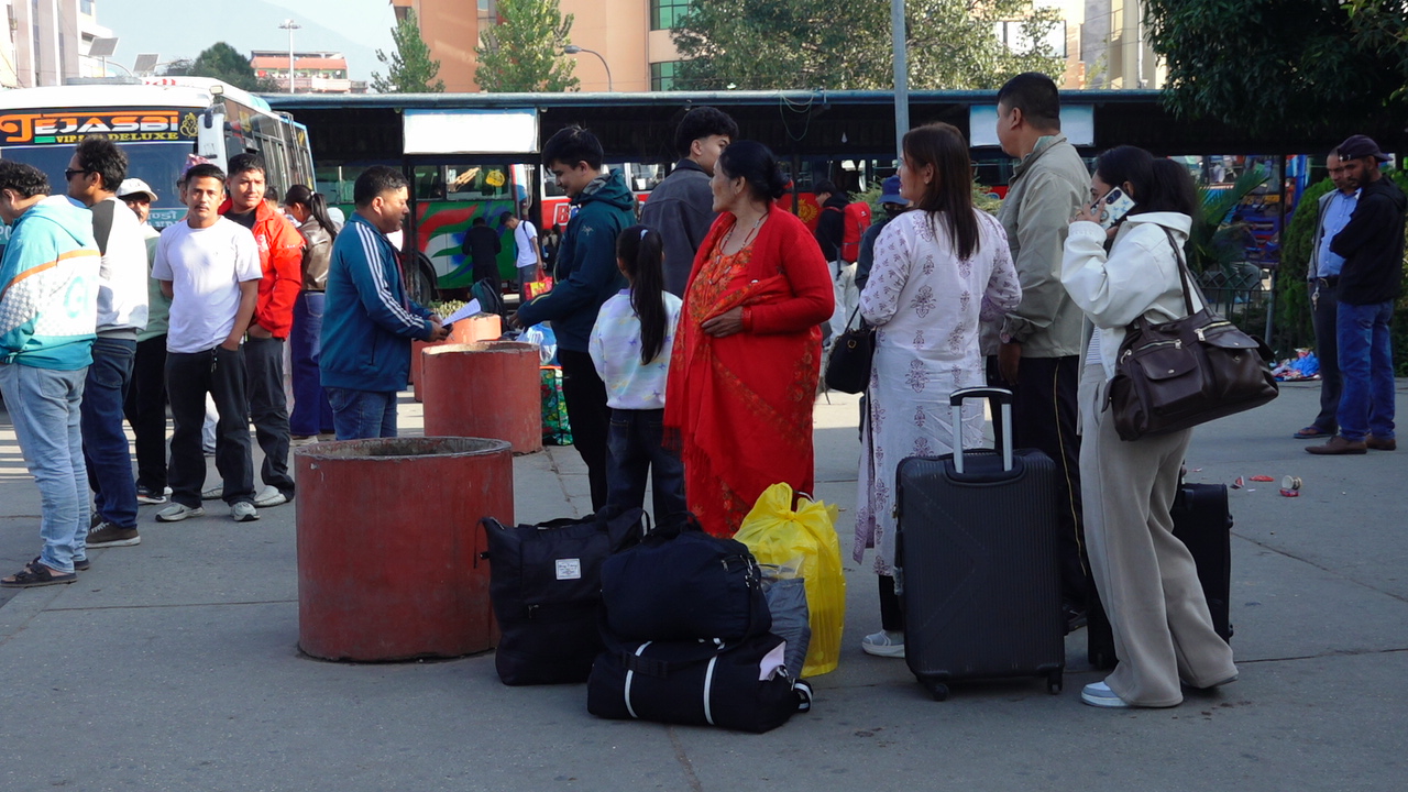 दसैं मनाउन काठमाडौं छाड्नेहरुको भीड [तस्बिरहरू]