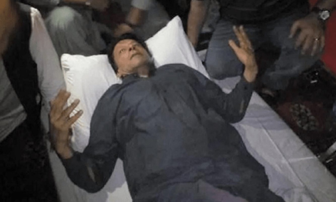 पाकिस्तानी पूर्वप्रधानमन्त्री खानमाथि गोली प्रहार