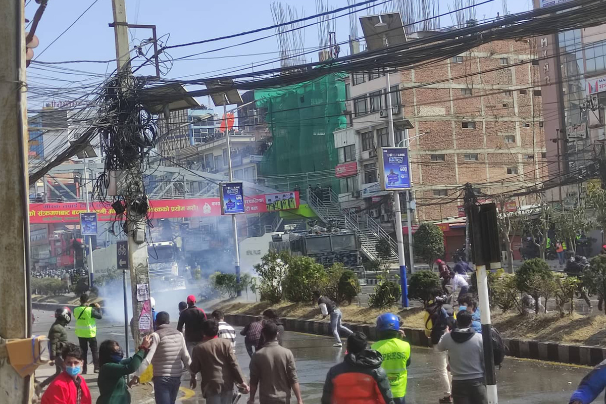 एमसीसीविरुद्धको आन्दोलनमा अश्रुग्यास र पानीको फोहरा [फोटो फिचर]