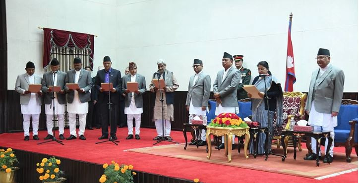 नवनियुक्त मन्त्रीले लिए शपथ