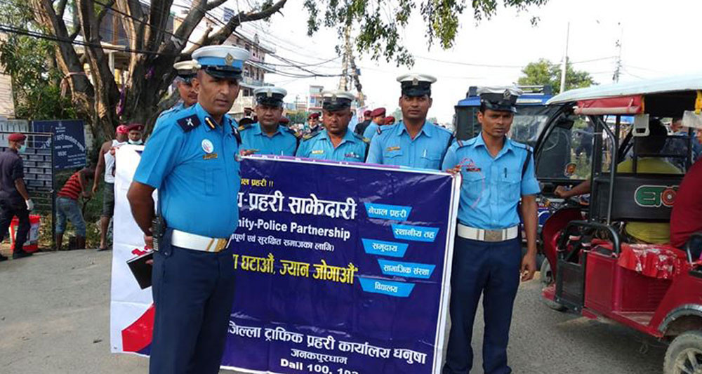 स्रोतसाधन अभावमा निरीह ट्राफिक, नियम मिच्दै सवारीसाधन