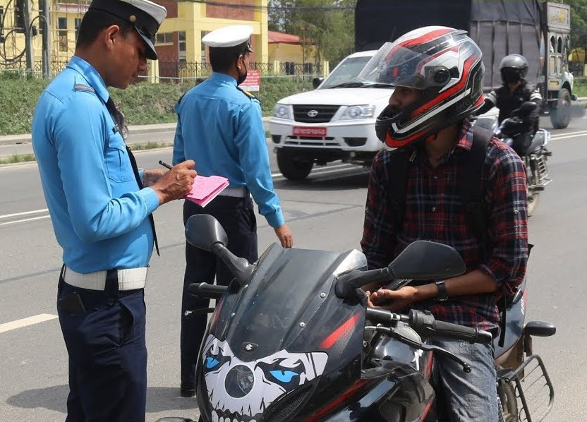 कारबाहीमा परेका चालकबाट १८ लाख राजस्व संकलन