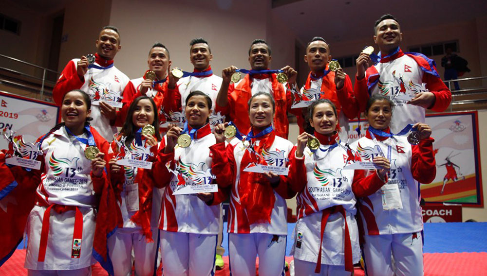 सागका पदक विजेता खेलाडीलाई नगर परिक्रमा गराइँदै