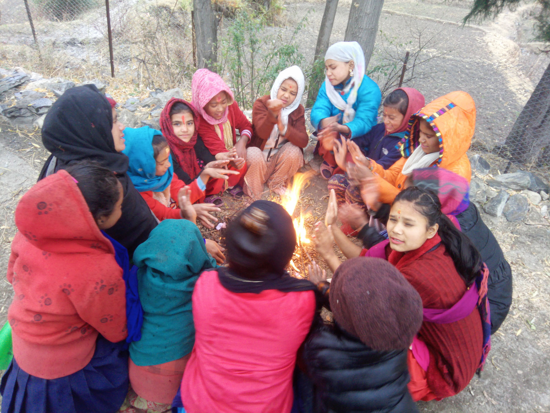 आगो तापेर परीक्षा दिँदै विद्यार्थी