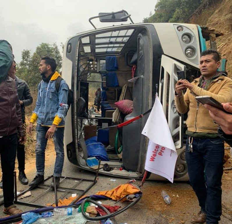 सडकमै पल्टियो विद्यार्थी बोकेको बस