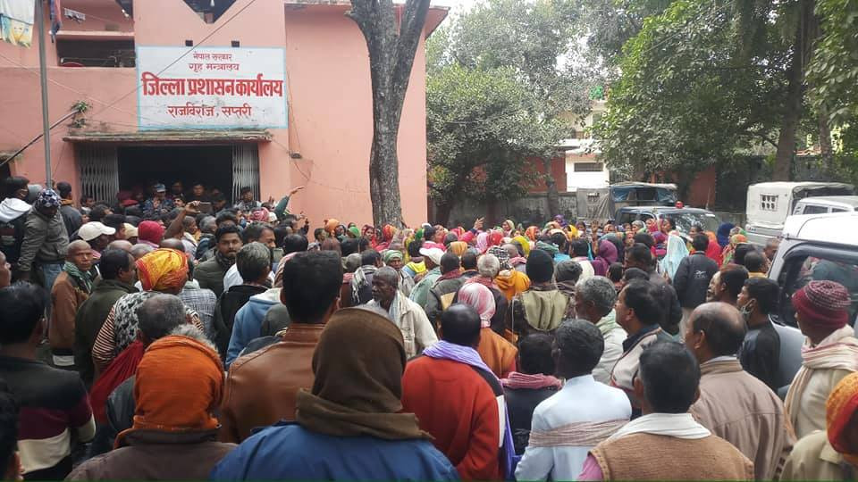 बलात्कार प्रयासको आरोपमा पक्राउ परेका वडाध्यक्ष रिहा गराउन प्रदर्शन