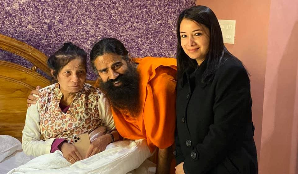 सीता दाहालको उपचार बाबा रामदेवले गर्दै