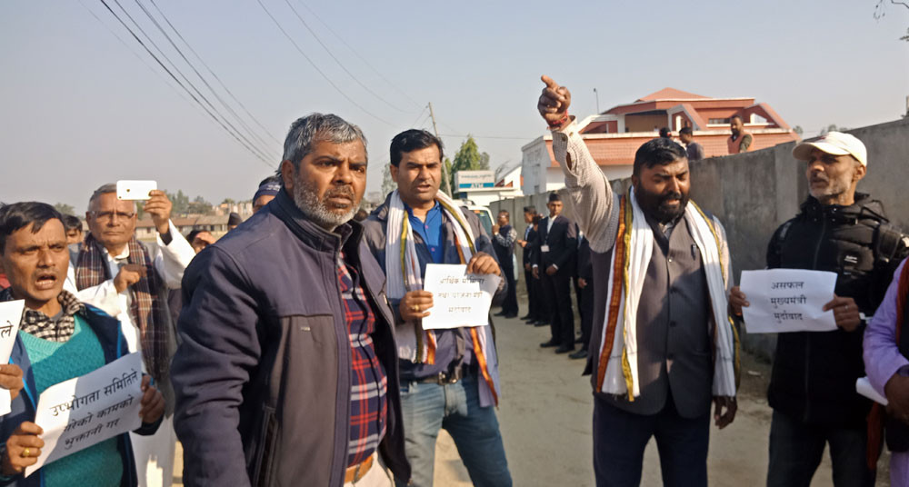 उपभोक्ताले प्रदेशसभा घेराउ गरेपछि (भिडियोसहित)