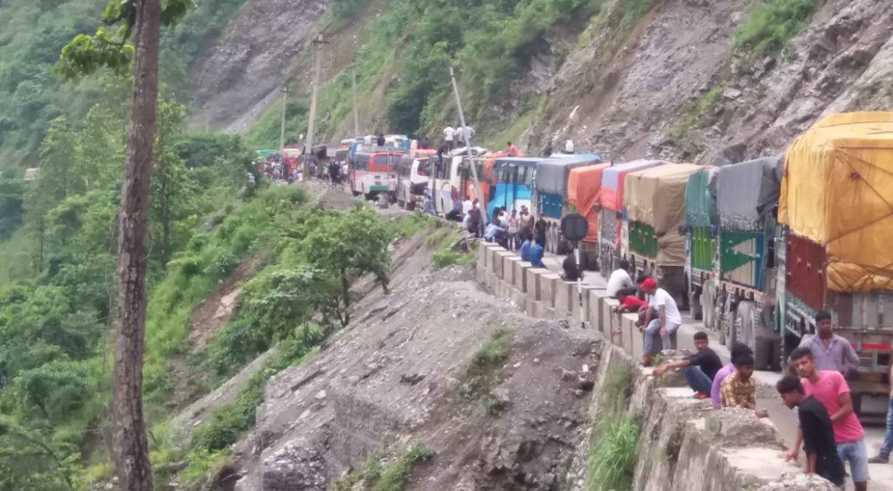 तीन वटा ट्रक ठोक्किँदा नारायणगढ मुग्लिन सडकमा जाम