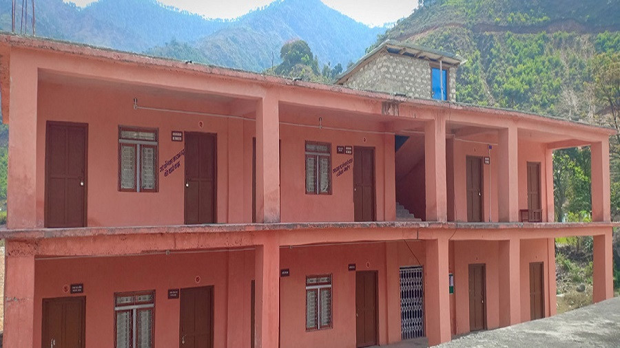 गाउँपालिका कार्यालयमा आगजनी, अध्यक्षकाे घरमा बम
