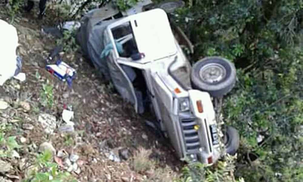 बिरामी बोकेको जीप भीरबाट खस्यो, बिरामीकै मृत्यु