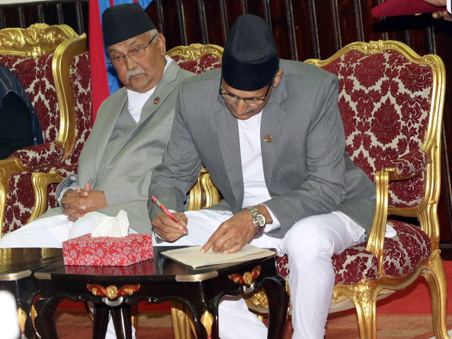 सभामुखको शपथ ग्रहणमा प्रधानमन्त्री ओलीका भावभङ्गी (तस्बिरहरु)
