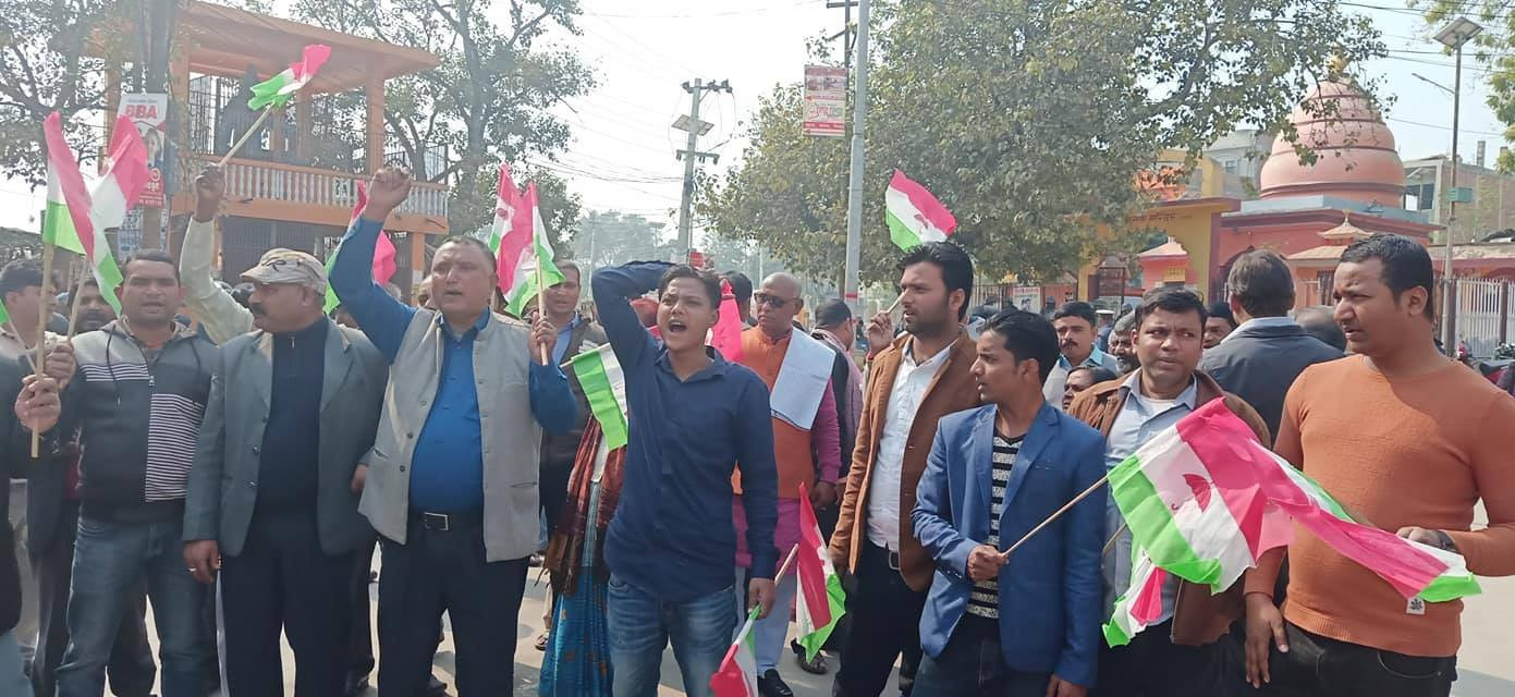 पत्रकार–जनकपुर उपमहानगर विवाद : व्यापारी पक्राउ परेपछि सडक अवरुद्ध