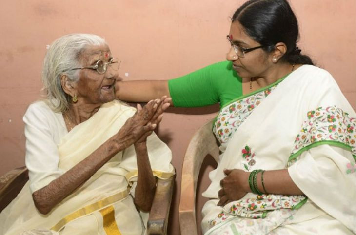 १०५ वर्षीया हजुरआमाले पास गरिन् कक्षा ४, राज्यको साक्षरता मिसन पूरा