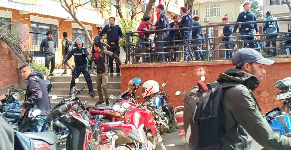 कान्तिपुर सिटी कलेजमा प्रहरीको लाठीचार्ज