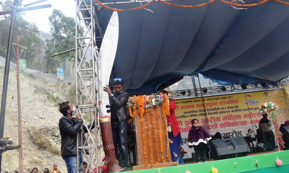 पर्वतमा बन्यो ८० किलोको १० फिट अग्लो खुकुरी
