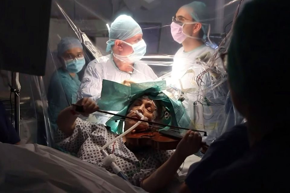 ब्रेन ट्युमरको अपरेशनमा होस आएपछि विरामीले बजाउन थालिन् भायोलिन
