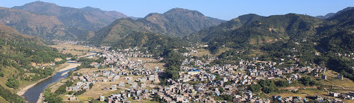 गर्भवतीको हातमा अण्डा, घरमा झण्डा