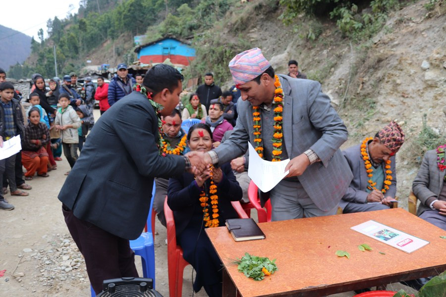 मन्त्रीलाई स्वागतसँगै सडकमै ज्ञापनपत्र