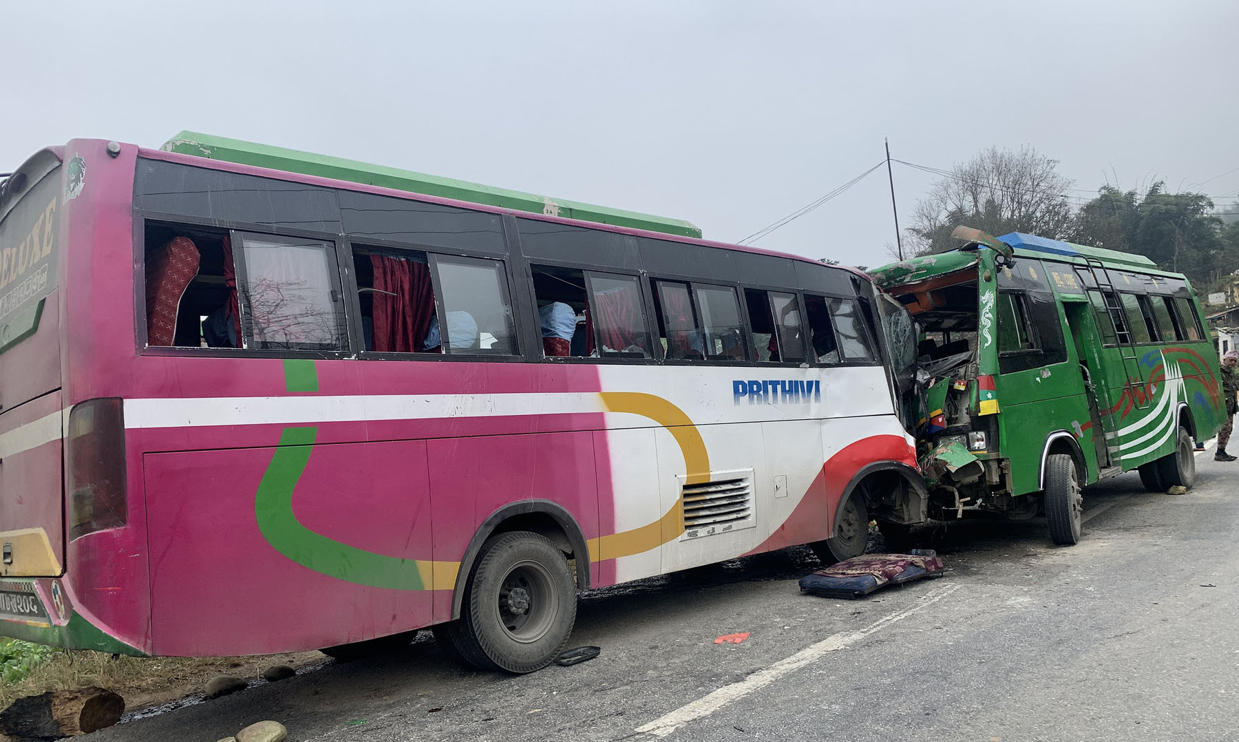 दुई बस ठोक्किँदा २० जना घाइते