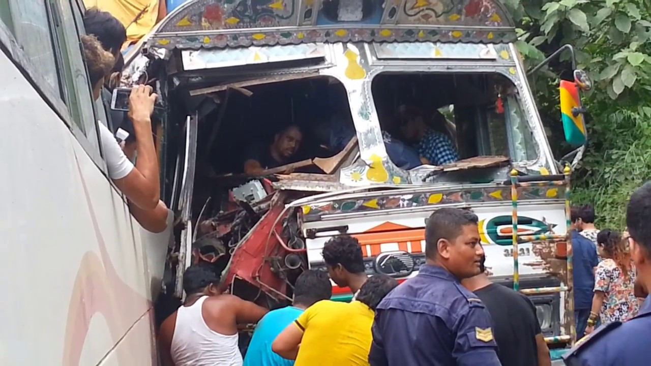 कलंकीमा ट्रकको ब्रेक फेल हुँदा अगाडिका सवारीसाधनलाई ठक्कर, एकको मृत्यु
