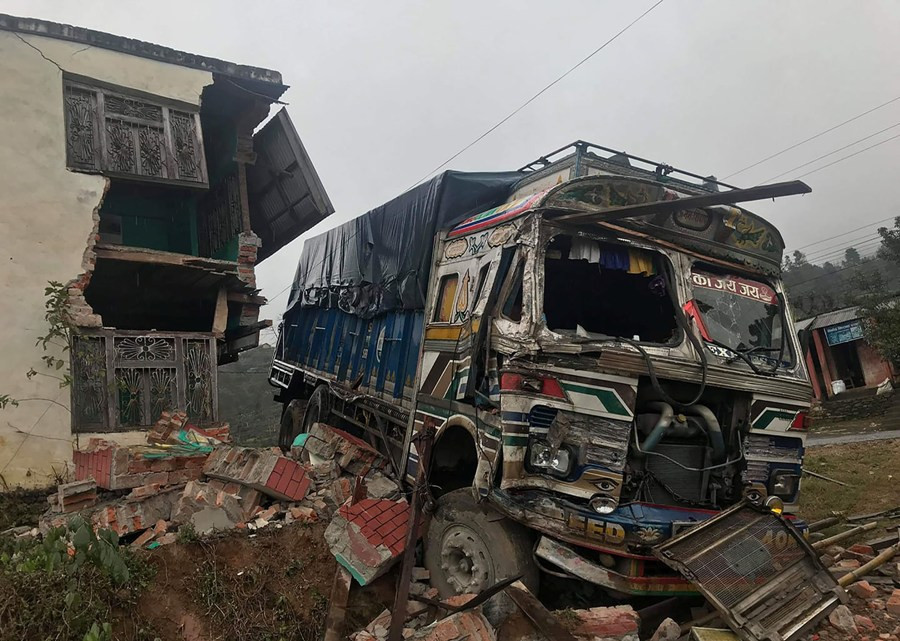 घरमा ठोक्कियो ट्रक
