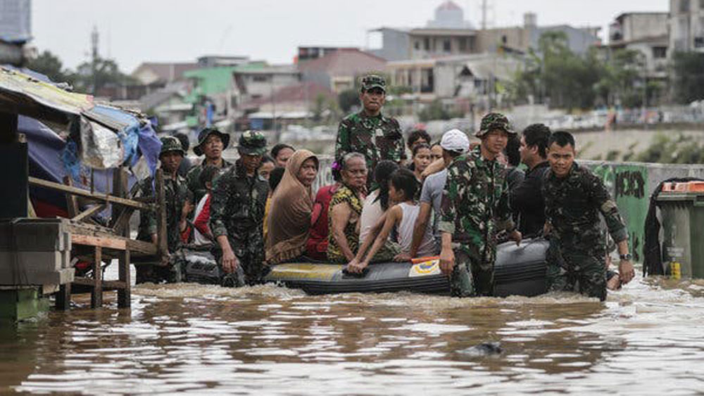इन्डोनेसियामा बाढी, पहिरोबाट १० हजार विस्थापित