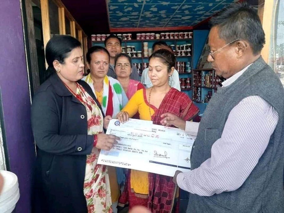दुर्घटनामा परेका व्यक्तिकाे परिवारलाई इटहरी उपमहानगरको सहयोग
