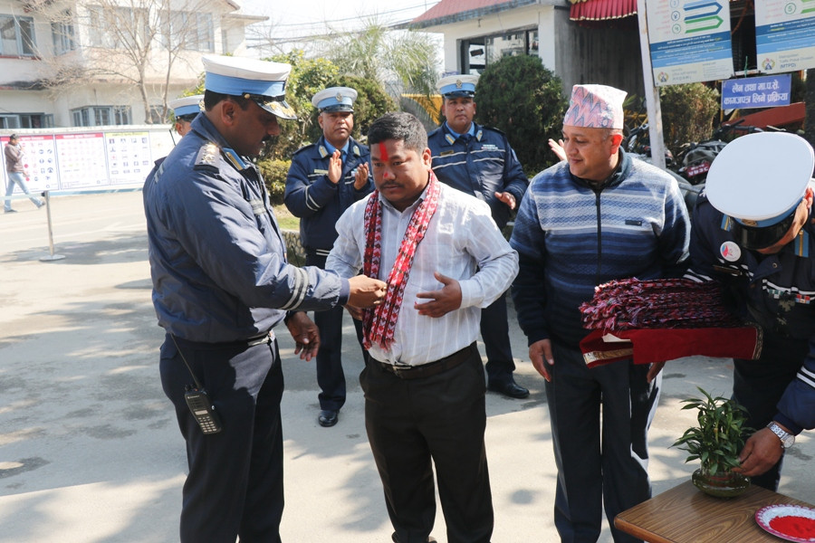 ट्याक्सीमा छुटेको सामान यात्रुलाई फिर्ता गर्ने २१ जना चालकलाई प्रहरीको सम्मान