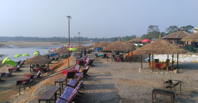 कोरोना त्रासः सौराहामा होटलका कर्मचारीलाई बिदा