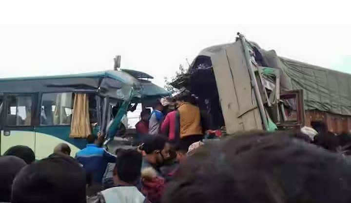 चितवनमा  बस र ट्रक ठोक्किँदा नौ घाइते