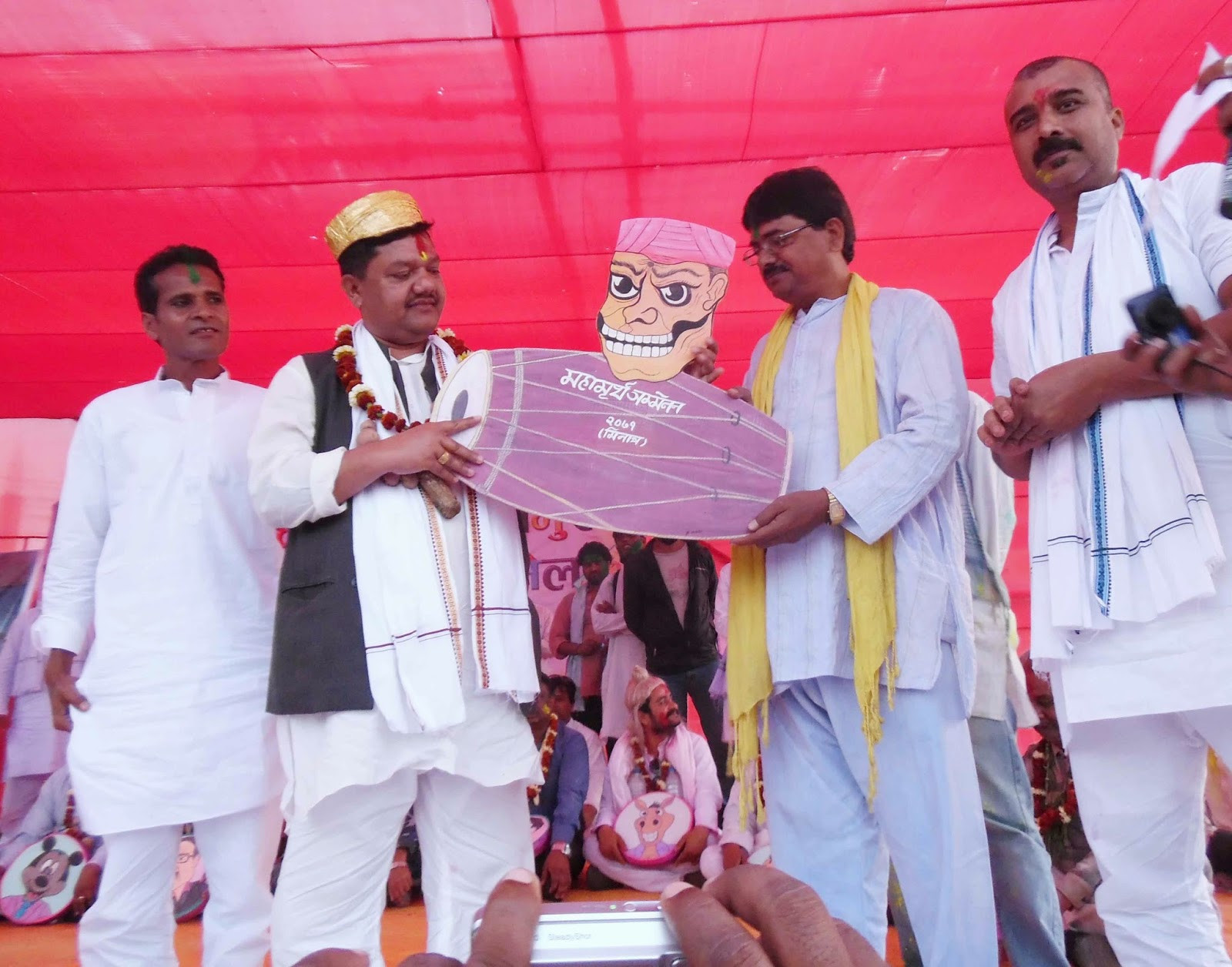 महामुर्ख सम्मेलनमा अबिर प्रयोग नगरिने