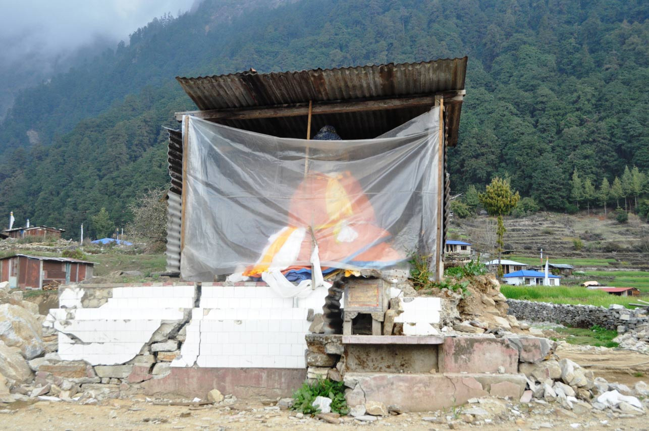 भूकम्पले ढालेका गुम्बा तथा मन्दिर अझै बनेनन्