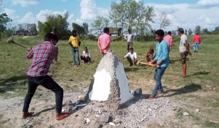 नेपाली भूमिमा सीमास्तम्भ गाडिएको भन्दै कांग्रेस नेता–कार्यकर्ताले गरे तोडफोड