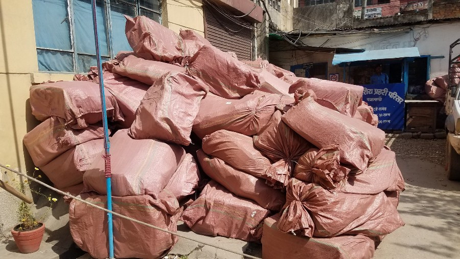 १० लाख थान मास्कसहित एकजना  पक्राउ