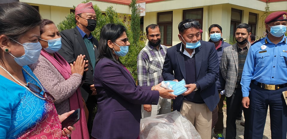 मन्त्री अर्यालले आफ्नो जिल्लामा वितरण गरिन् २० हजार मास्क