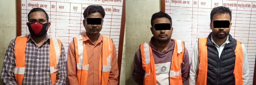 मास्क र स्यानिटाइजर कालोबजारी गर्ने चार पक्राउ