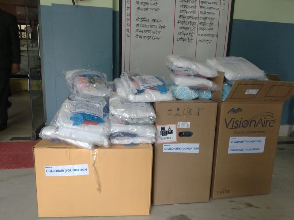 अस्पतालमा पीपीईलगायत अत्यावश्यक सामग्री वितरण गर्दै चौधरी फाउण्डेसन