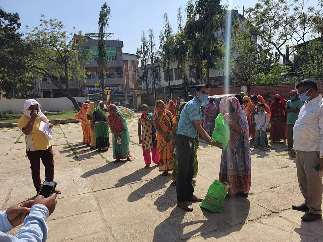 मुक्तिनाथ बैंकद्धारा खाद्यान्न सहयोग