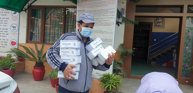 डीभी एजुकेशनद्वारा मास्क वितरण