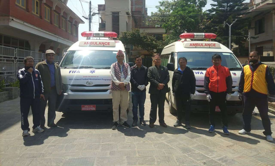 कोरोनाको महामारीमा चलाउन ललितपुरलाई एन्फाको दुई एम्बुलेन्स सहयोग