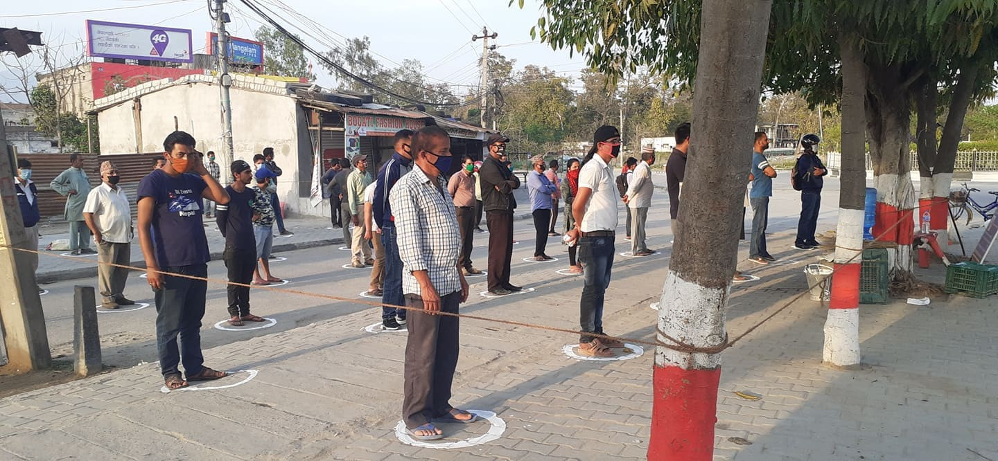लकडाउन उल्लंघन गर्ने १०७ जनालाई एक घण्टा सडकमा उभ्याइयो