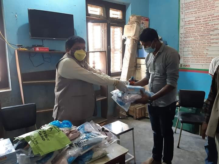प्रदेश सासंदले बाँडे निर्वाचन क्षेत्रका स्वास्थ्य चौकीमा पीपीई