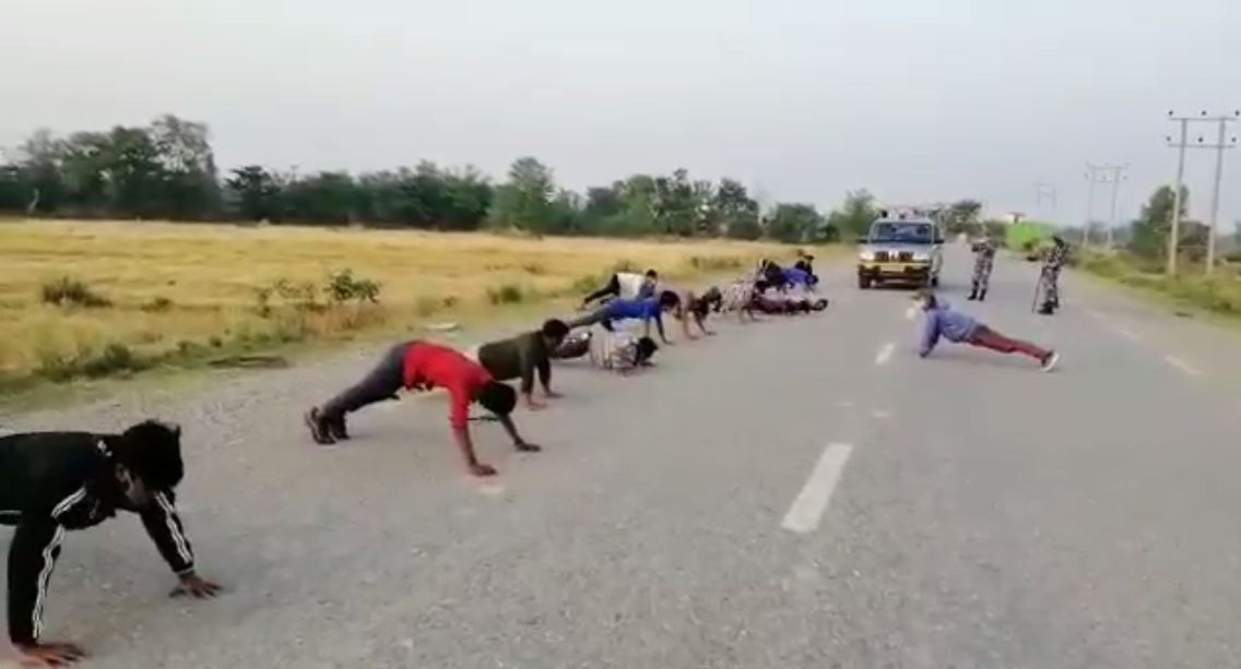 लकडाउन उल्लंघन गर्नेलाई सशस्त्र प्रहरीले सडकमै गरायो पुसअप (भिडियो सहित)