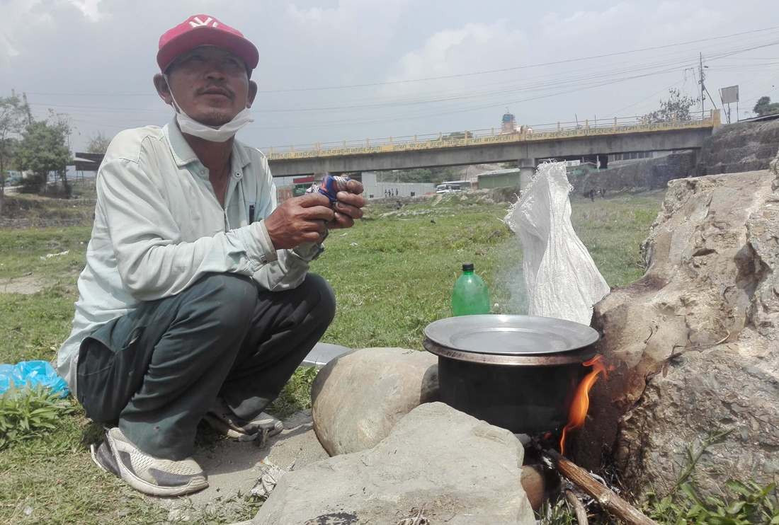 पशुपतिमा ‘प्रसाद’ खान जाँदा प्रहरीको लाठी खाएपछि...