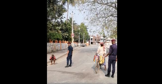 लकडाउन तोड्नेलाई प्रहरीले सडकमै गरायो उठबस (भिडियोसहित)