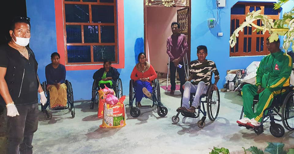 सुत्केरी र अपाङ्गता भएकाको घरमै चामल बोकेर पुग्छन् हरि