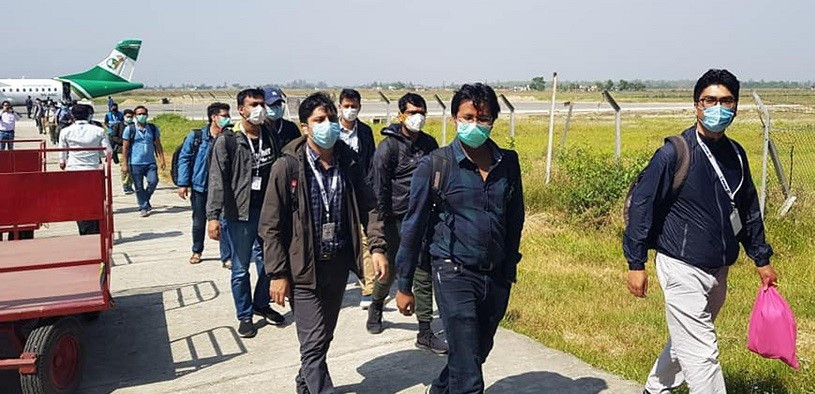 चार्टर्ड विमानमा सुदूरपश्चिम पुग्याे चिकित्सक टाेली